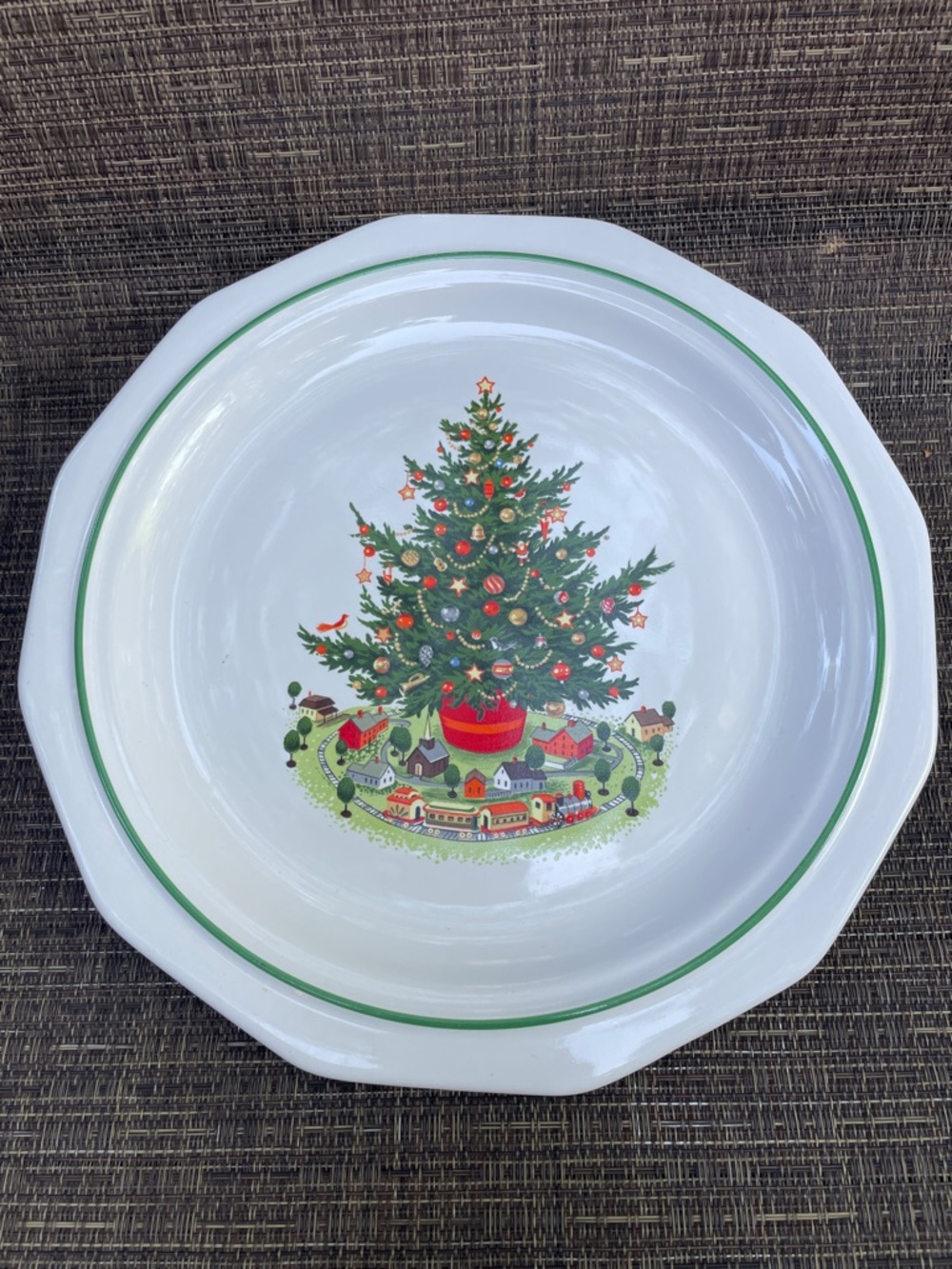 Vintage Pfaltzgraff Christmas dinner plates - set of 4- Excellent Condition!